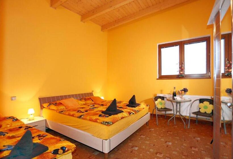 غرفة قياسية ثلاثية, Pension Sunset Mezirolí