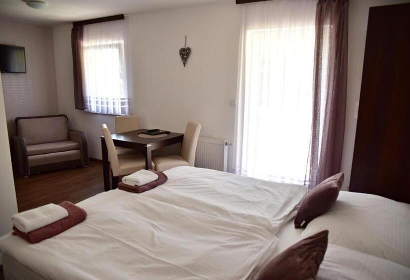 Standard Kolmen Hengen Huone, Pension U Krbu