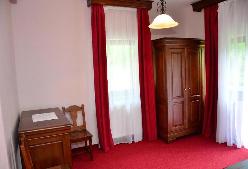 סטודיו משפחתי, Pensiunea Valea Pinului