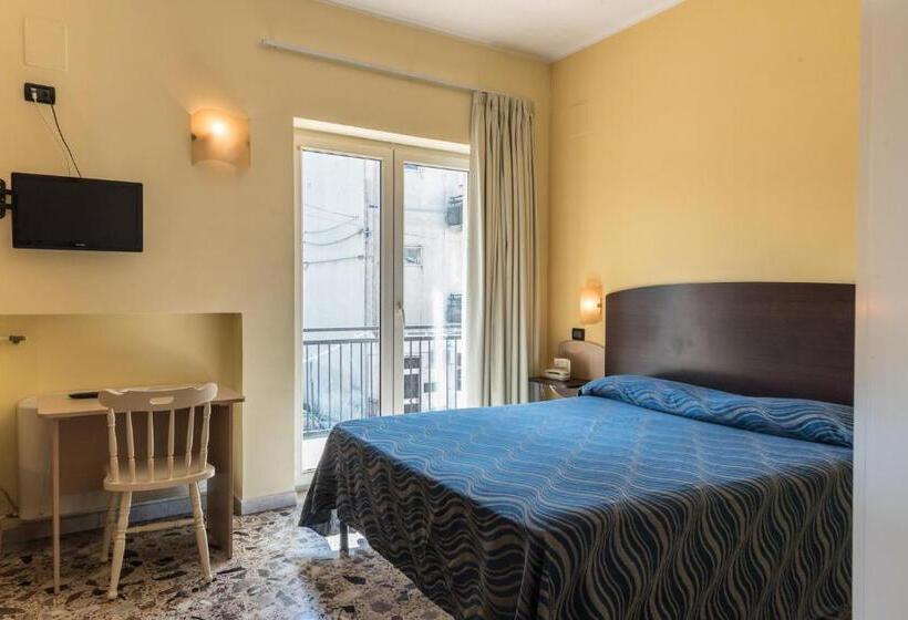 标准三人间, Albergo Carpino