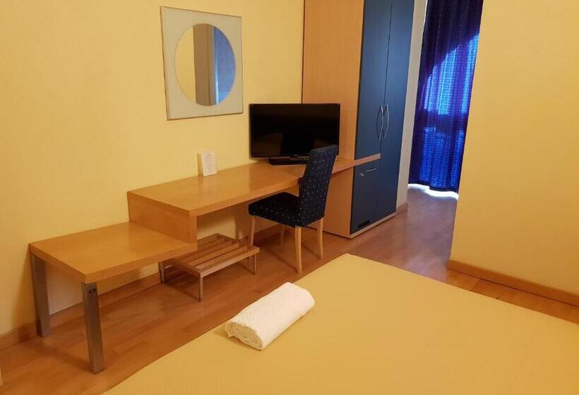 חדר סטנדרט לשלושה, Le Cardinal