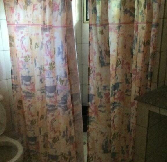 اتاق خانوادگی, Stefanie Grace Paradise Inn