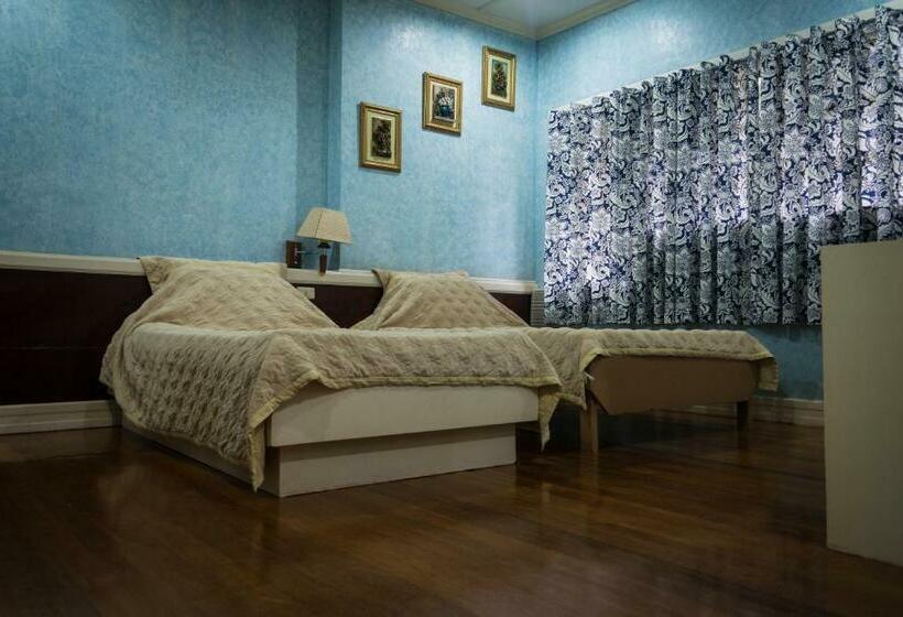 اتاق خانوادگی, Stefanie Grace Paradise Inn