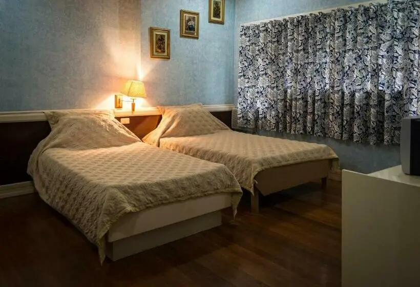 ファミリールーム, Stefanie Grace Paradise Inn