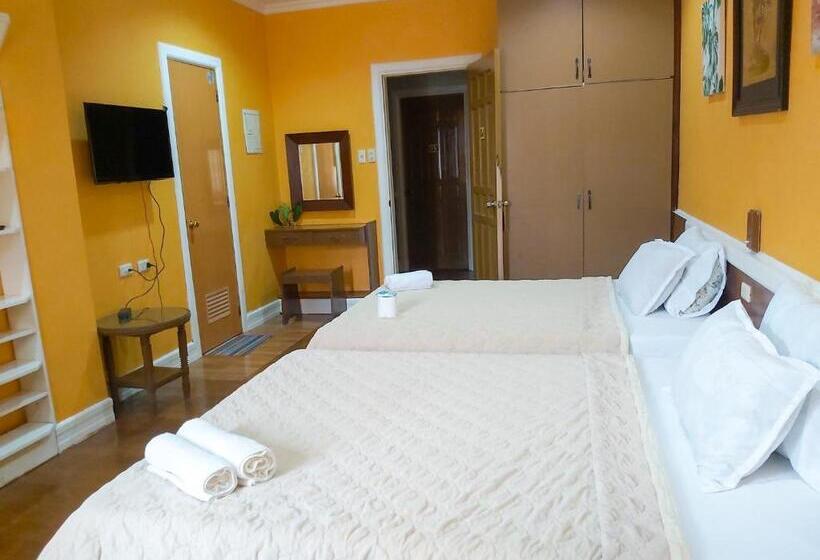 اتاق خانوادگی, Stefanie Grace Paradise Inn