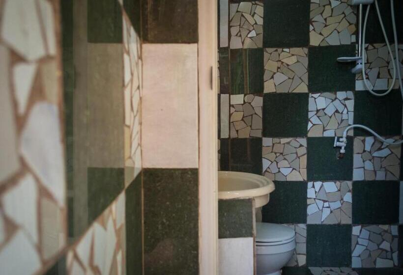 اتاق اکونومی, Stefanie Grace Paradise Inn