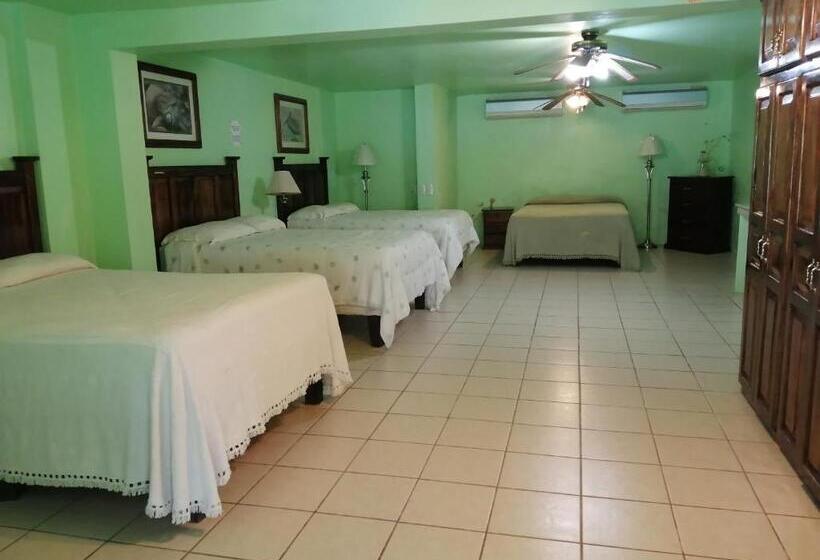 غرفة قياسية رباعية مطلة على الحديقة, Freedom Shores La Gringa Hotel   Universally Designed