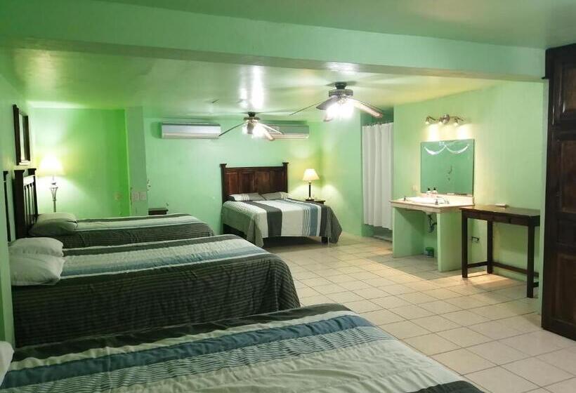 غرفة قياسية رباعية مطلة على الحديقة, Freedom Shores La Gringa Hotel   Universally Designed