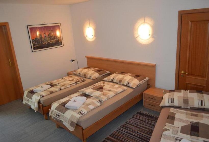 חדר סטנדרט לשלושה, Don Camillo Gästehaus