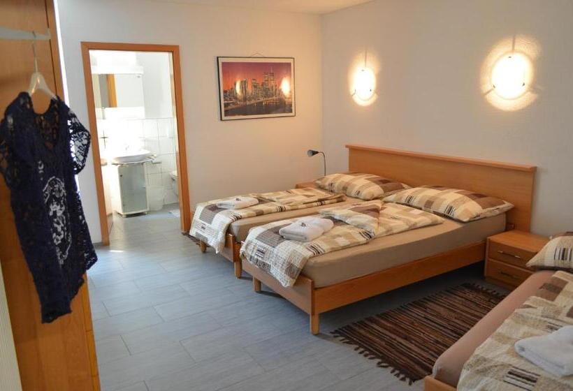 חדר סטנדרט לשלושה, Don Camillo Gästehaus