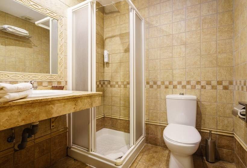 Chambre Standard, Reina Mora