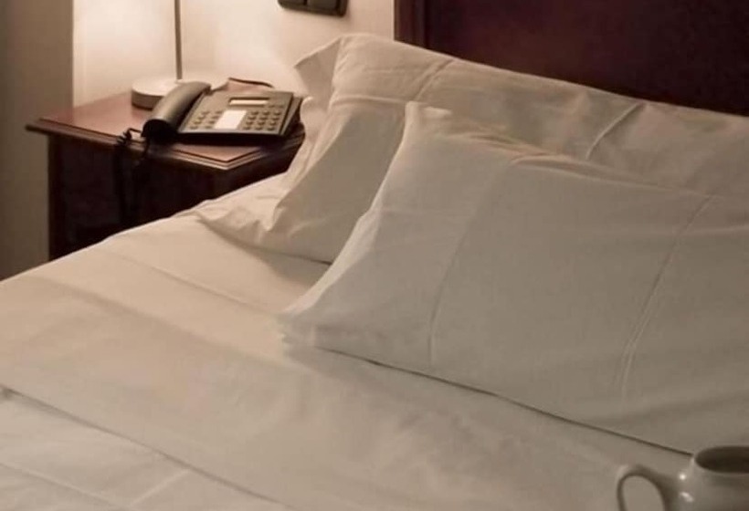 Chambre Standard Individuelle, Reina Mora