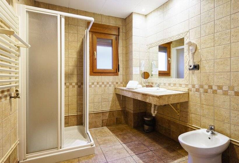 Chambre Triple Standard, Reina Mora