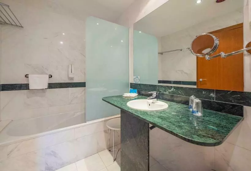 اتاق استاندارد سه نفره, Dwo Valencia
