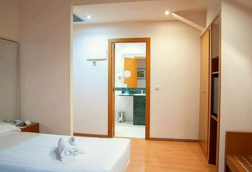 اتاق استاندارد سه نفره, Dwo Valencia
