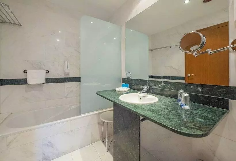 اتاق استاندارد سه نفره, Dwo Valencia