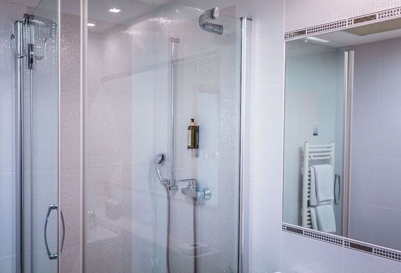 اتاق استاندارد, Set