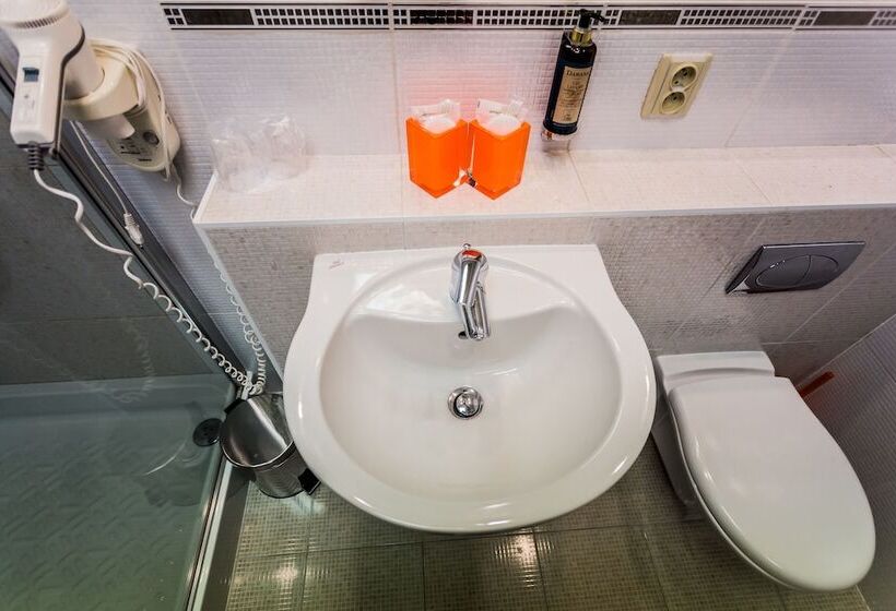 اتاق استاندارد, Set