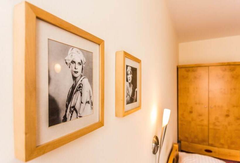 اتاق استاندارد یک نفره, Set