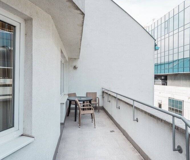 小型套房, Set