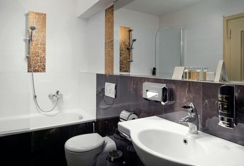 سوییت جونیور, The Charles