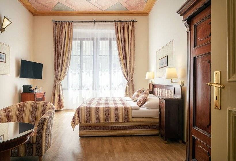 سوییت جونیور, The Charles