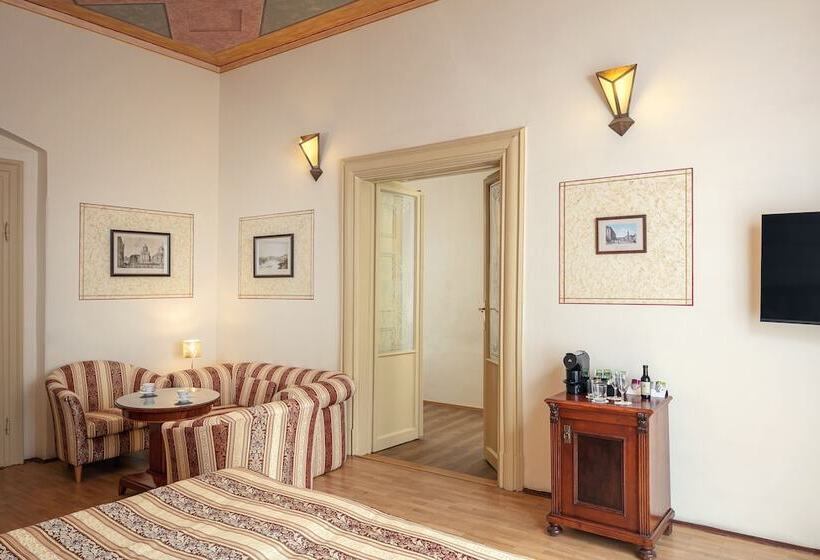 سوییت جونیور, The Charles