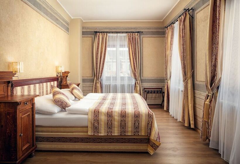 سوییت جونیور, The Charles