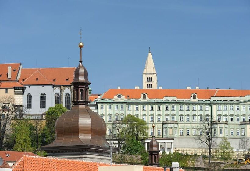 اتاق لوکس, The Charles