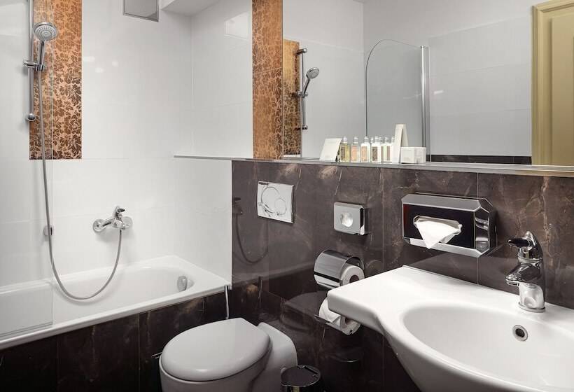 اتاق لوکس, The Charles