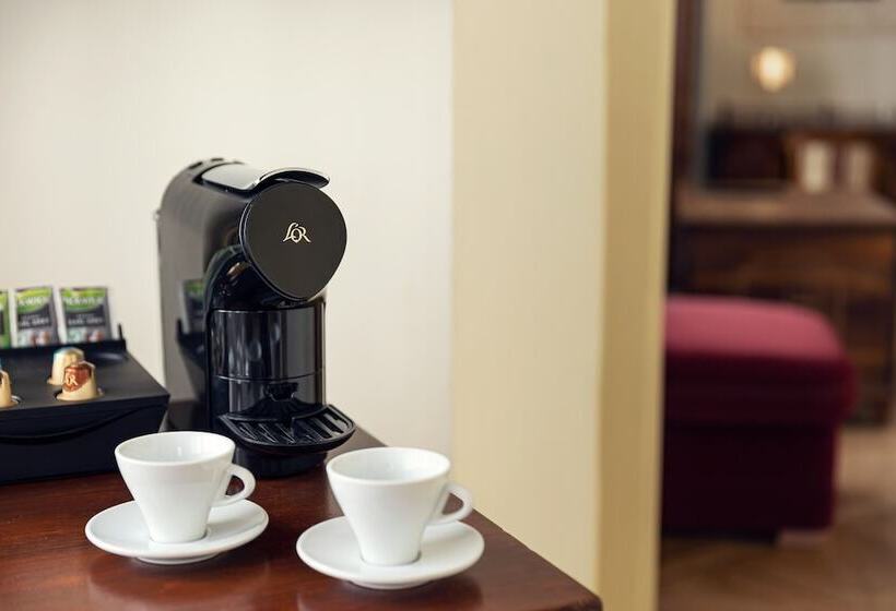 اتاق لوکس, The Charles