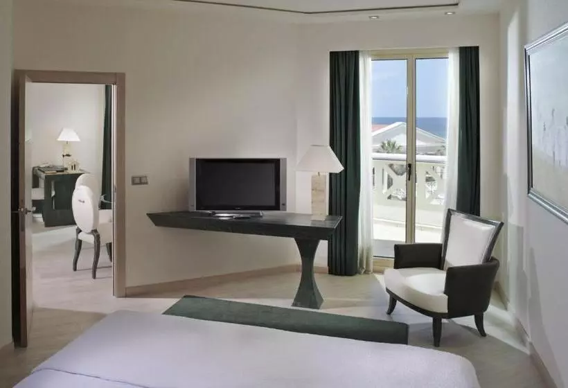سوییت جونیور با چشم‌انداز دریا, Las Arenas Balneario Resort
