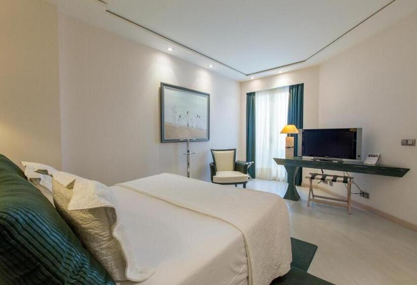 جناح جونيور مطلّ علي البحر, Las Arenas Balneario Resort