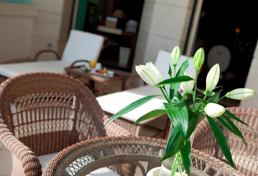 جناح جونيور مطلّ علي البحر, Las Arenas Balneario Resort