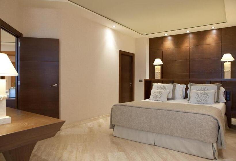 جناح جونيور مطلّ علي البحر, Las Arenas Balneario Resort