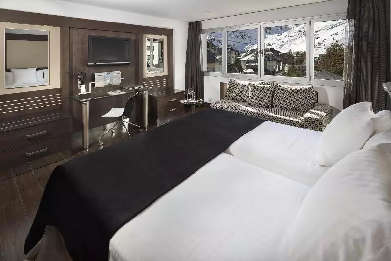 اتاق اجرایی با چشم‌انداز دریا, Las Arenas Balneario Resort