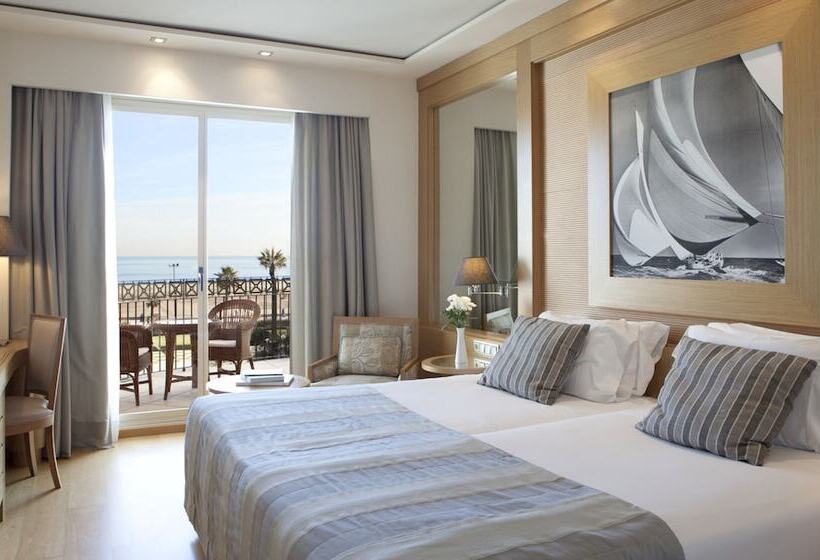 غرفة ديلوكس مطلّة علي البحر, Las Arenas Balneario Resort