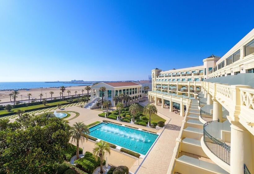 سوییت جونیور با چشم‌انداز دریا, Las Arenas Balneario Resort