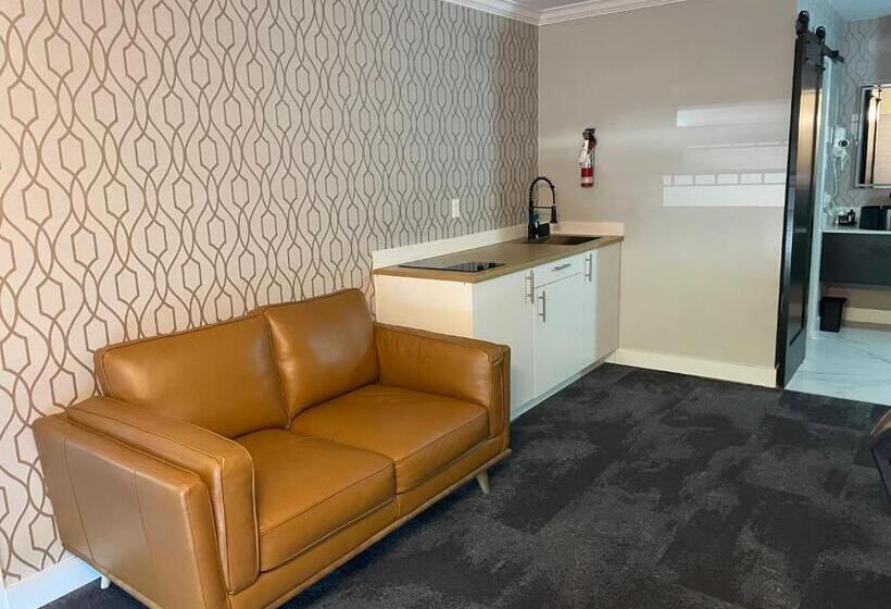 جناح, The Vic, Ascend Hotel Collection