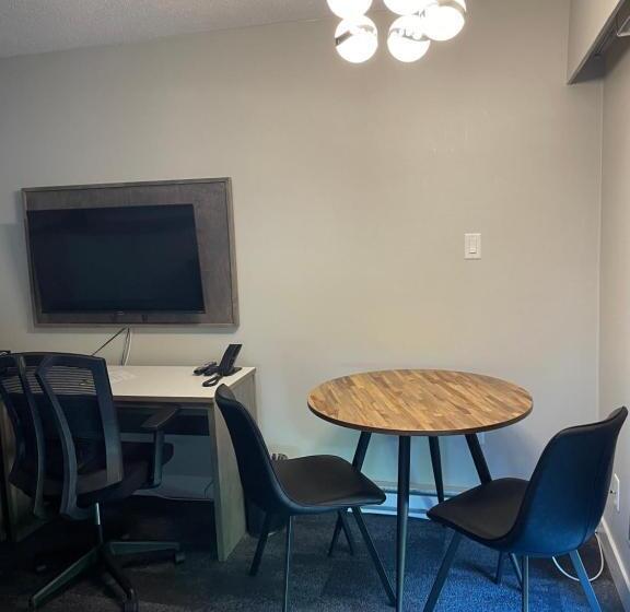 جناح, The Vic, Ascend Hotel Collection