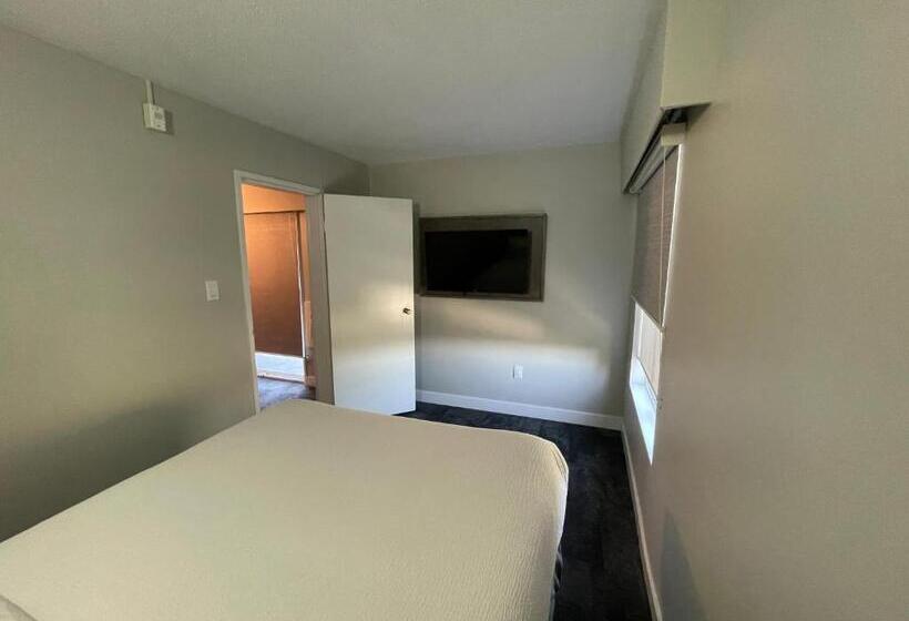 جناح, The Vic, Ascend Hotel Collection