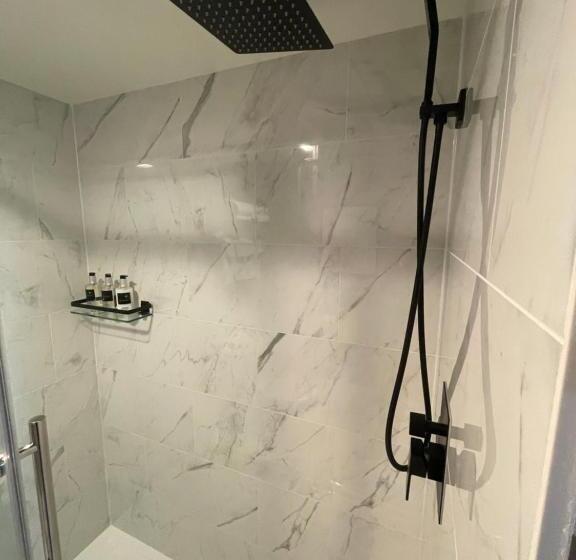 جناح, The Vic, Ascend Hotel Collection