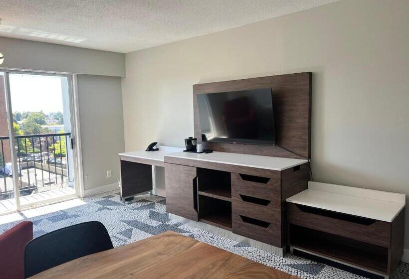 جناح, The Vic, Ascend Hotel Collection