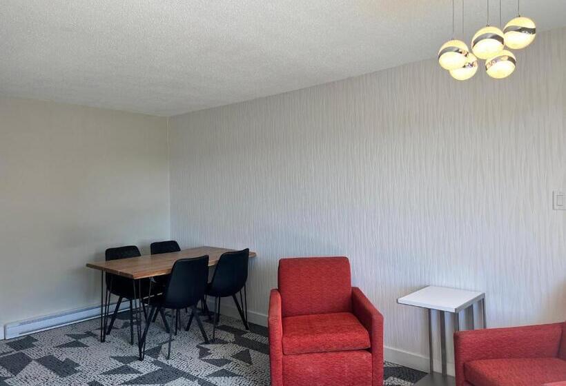 جناح, The Vic, Ascend Hotel Collection