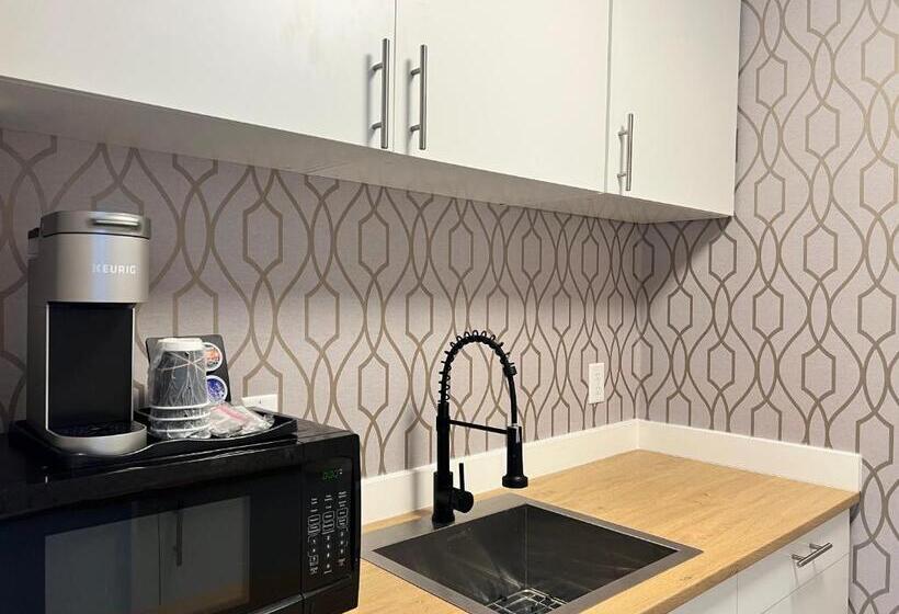 جناح, The Vic, Ascend Hotel Collection