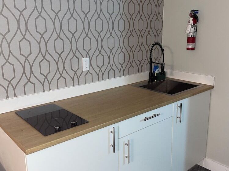 جناح, The Vic, Ascend Hotel Collection