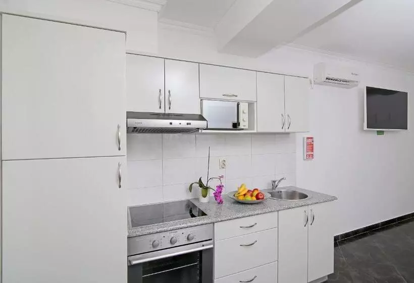 آپارتمان ممتاز دوخوابه رو به دریا, Villa Antea Apartments