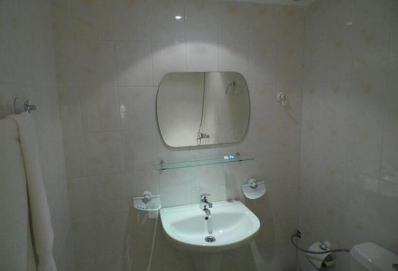 غرفة قياسية ثلاثية مزودة بشرفة, Park Hotel Kamchia