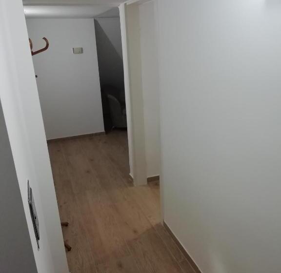 庭の見える１ベッドルームアパートメント, Asta La Vista Vendégház