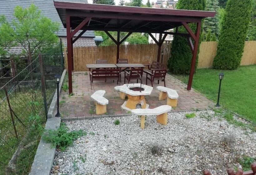 דירת חדר נוף לגינה, Asta La Vista Vendégház